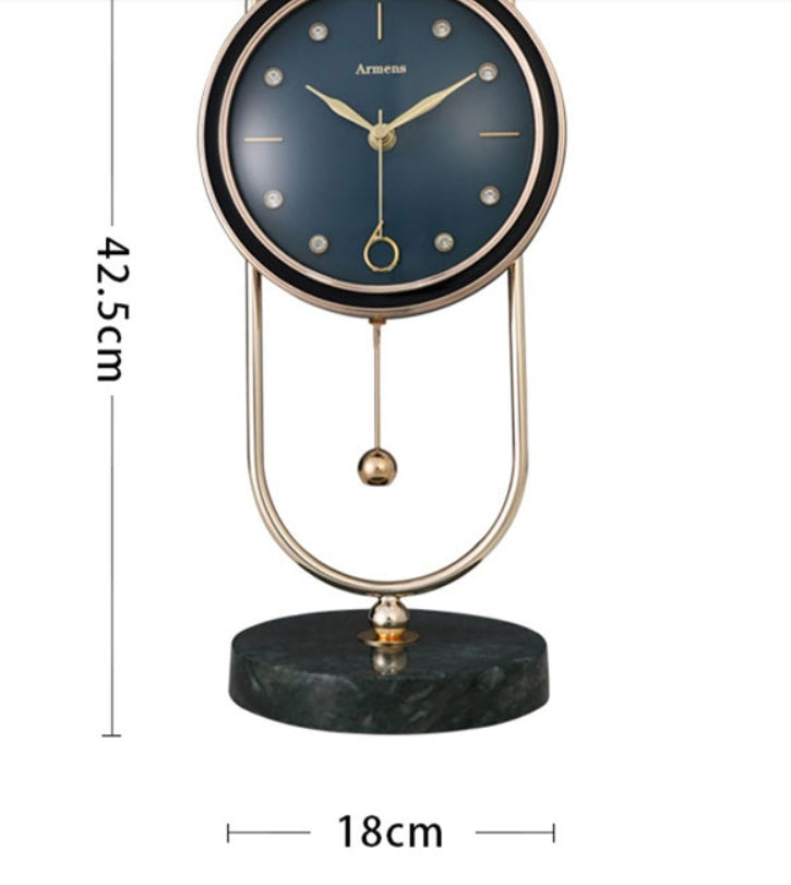 Horloge en métal et marbre