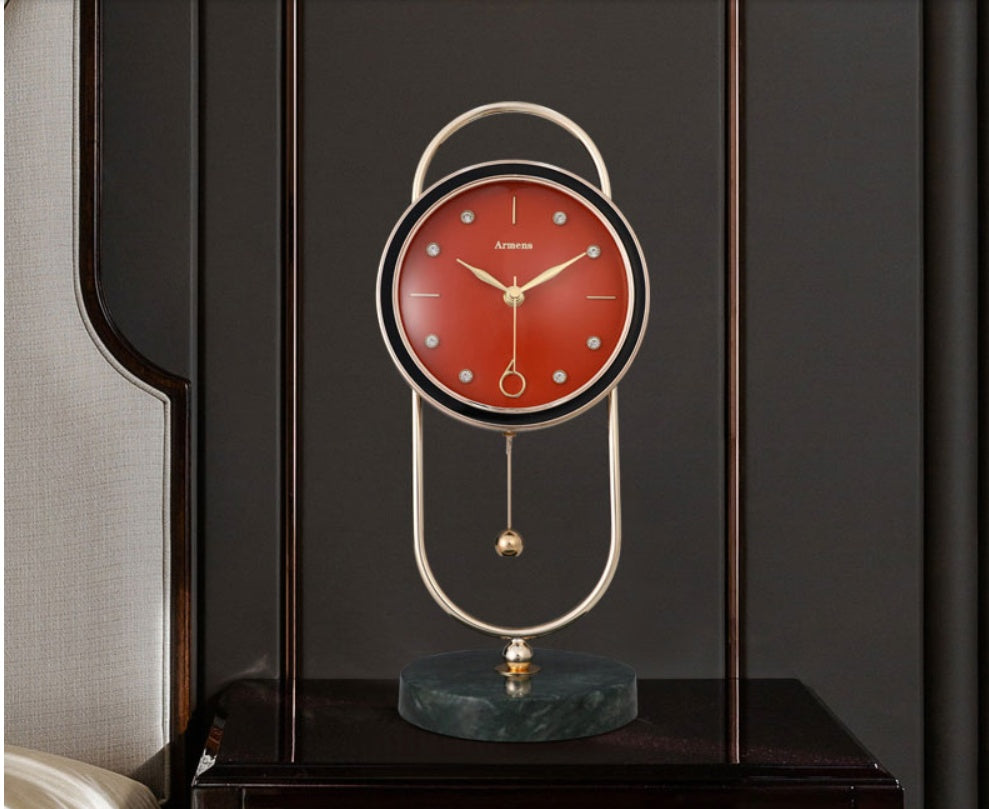 Horloge en métal et marbre