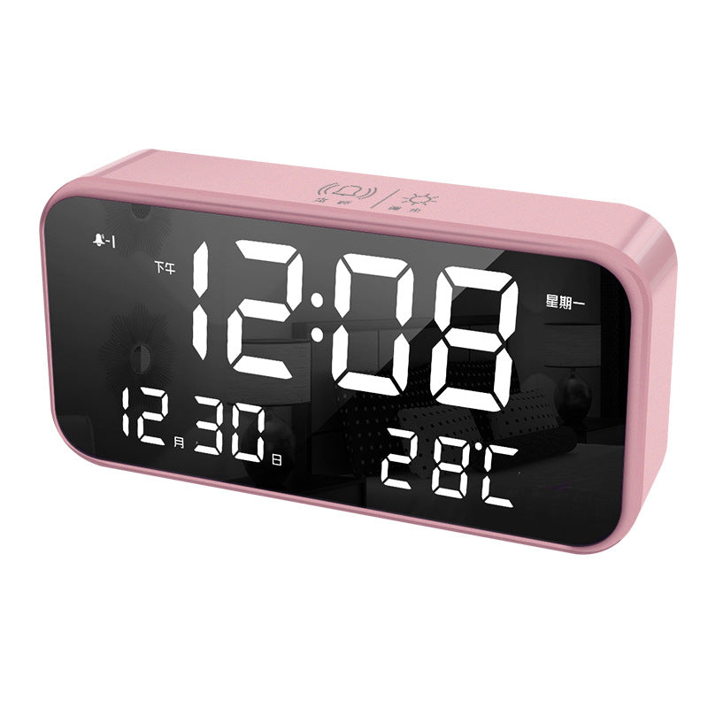 Reloj despertador electrónico con carga USB.