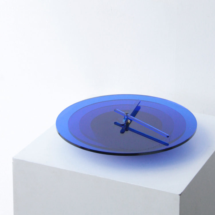 Reloj de pared minimalista acrílico azul Klein