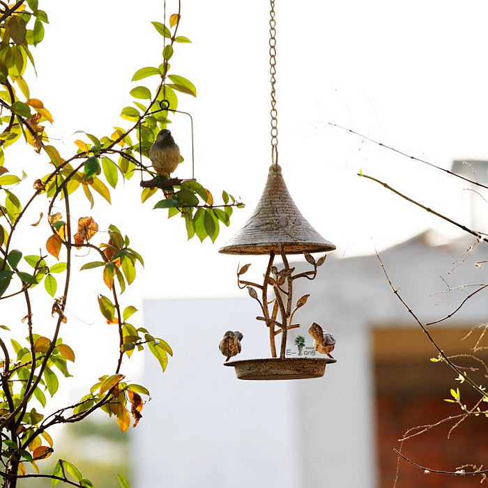 Comedero para pájaros en el balcón del jardín