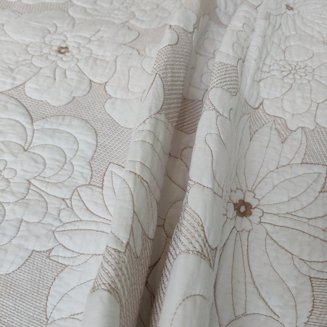 Juego de funda de cama de tres piezas con bordado de Camelia Beige, blanco puro y grueso de algodón