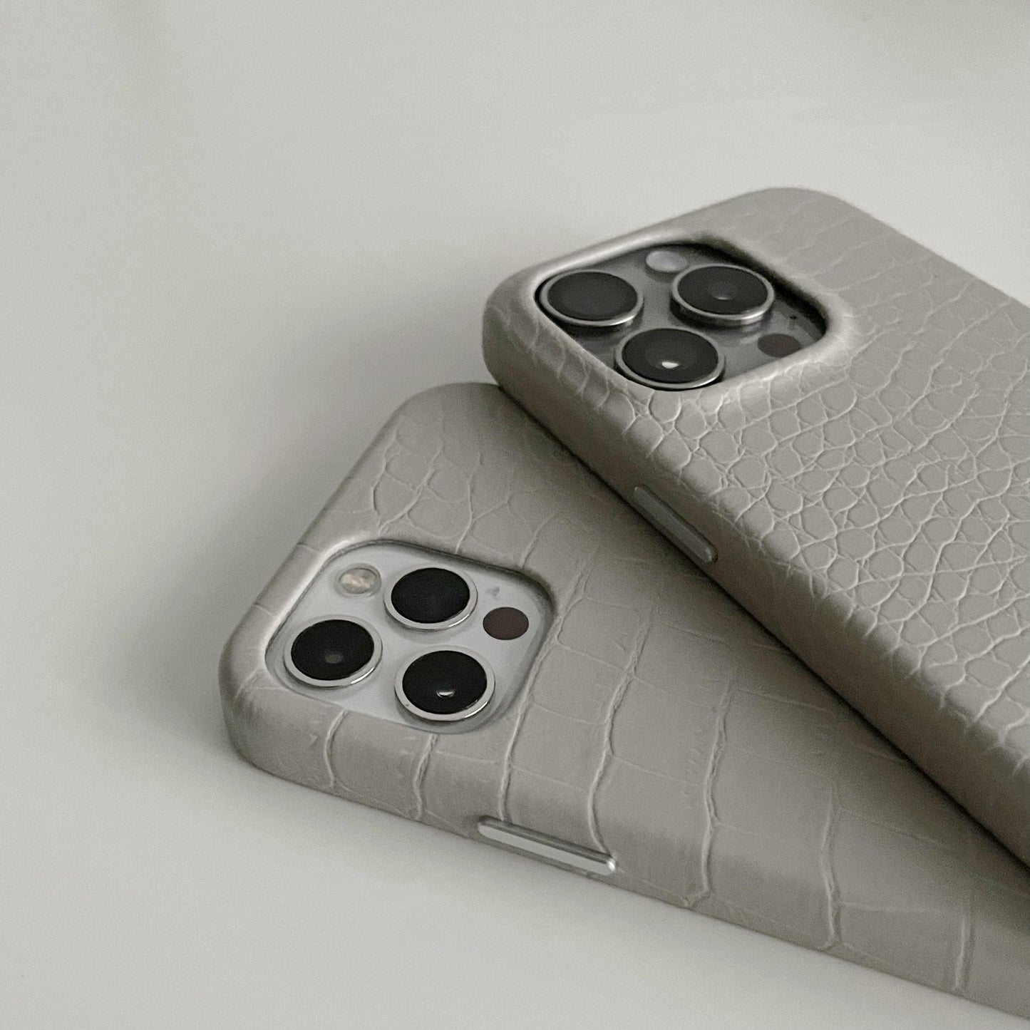 Funda para teléfono de cuero con estampado gris crema