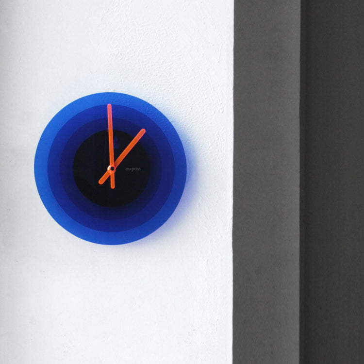 Horloge murale minimaliste en acrylique bleu Klein