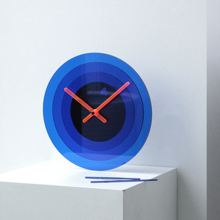 Reloj de pared minimalista acrílico azul Klein