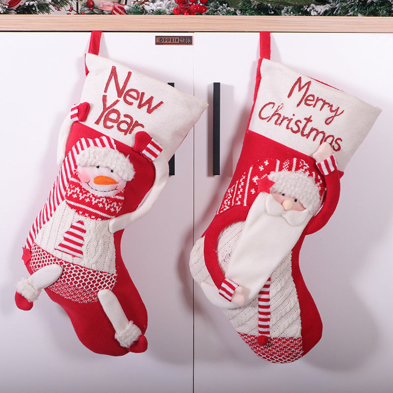 Calcetines de dulces de Nochebuena con decoración navideña