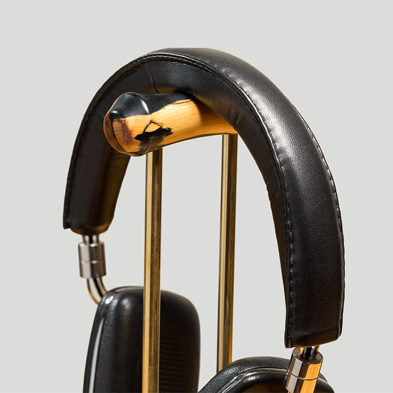 Auriculares de madera maciza con soporte de metal.