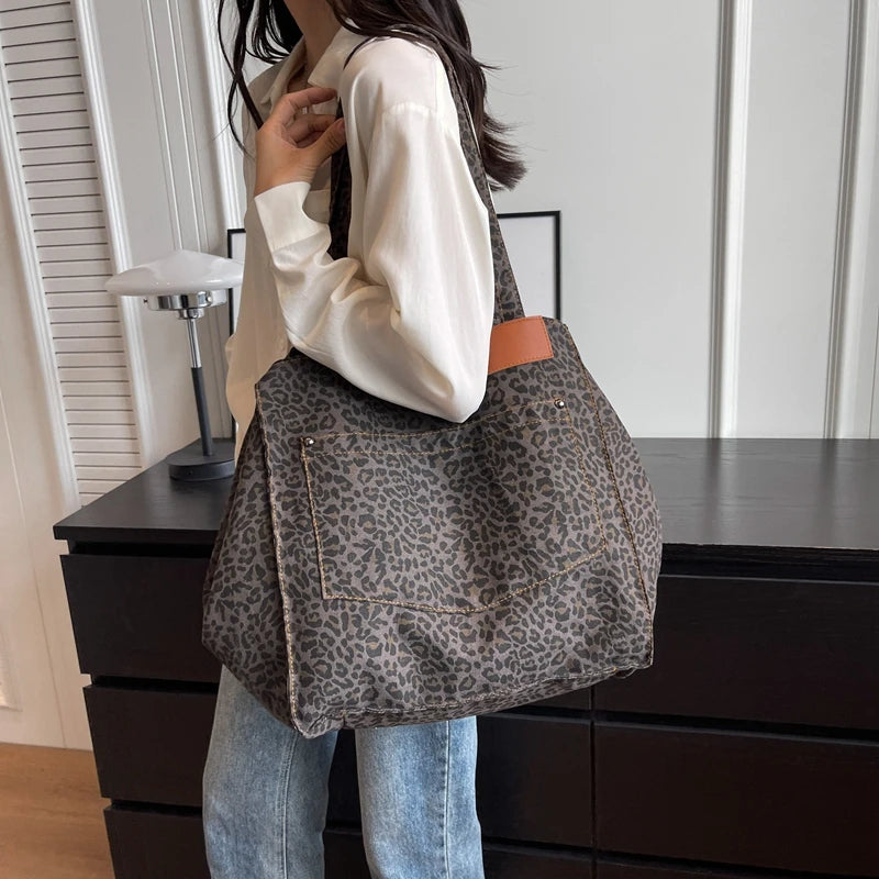 Bolsos de hombro de gran tamaño con estampado de leopardo para mujer, bolsos de compras de gran capacidad de lona Deformable, nuevos bolsos de lujo para invierno 2023