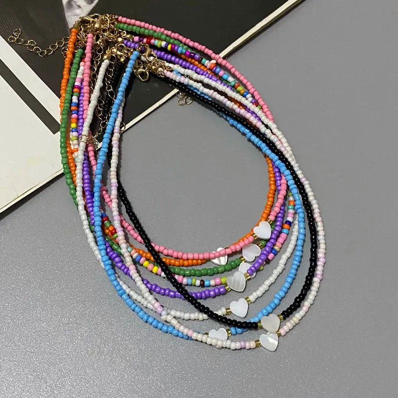 Nuevo collar gargantilla de corazón de amor de concha natural para niña, collar pequeño de cuentas de cristal de colores a la moda para primavera y verano, regalo para amigo