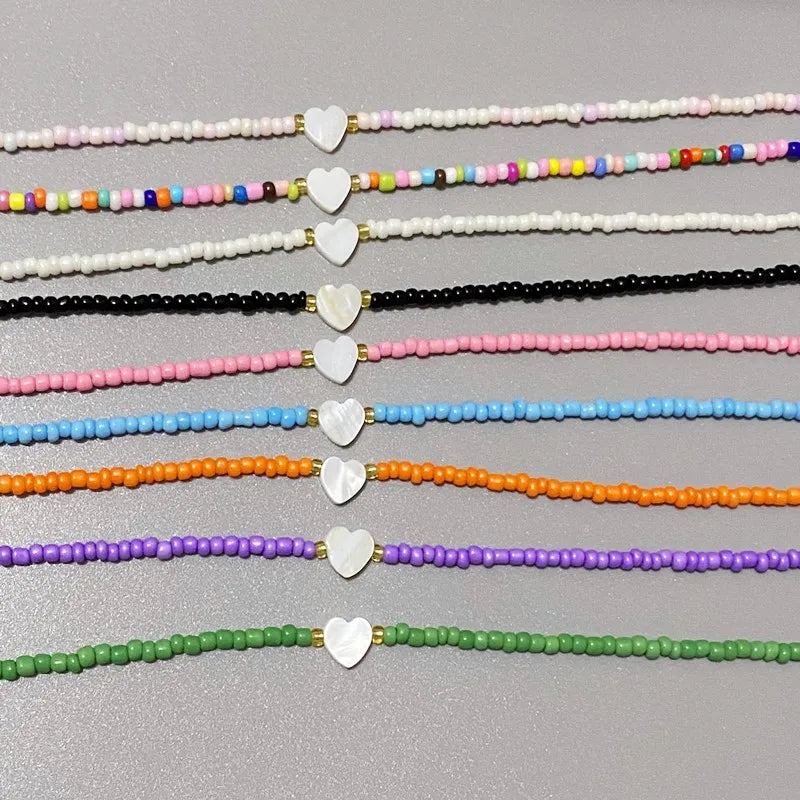 Nuevo collar gargantilla de corazón de amor de concha natural para niña, collar pequeño de cuentas de cristal de colores a la moda para primavera y verano, regalo para amigo