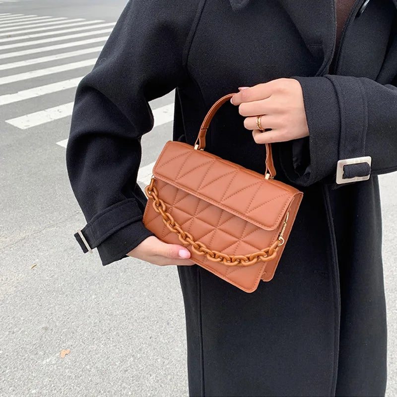 Sacs à bandoulière à carreaux solides pour femmes, sac à bandoulière à la mode avec décor de chaîne, sac à main pour dames pour un usage quotidien