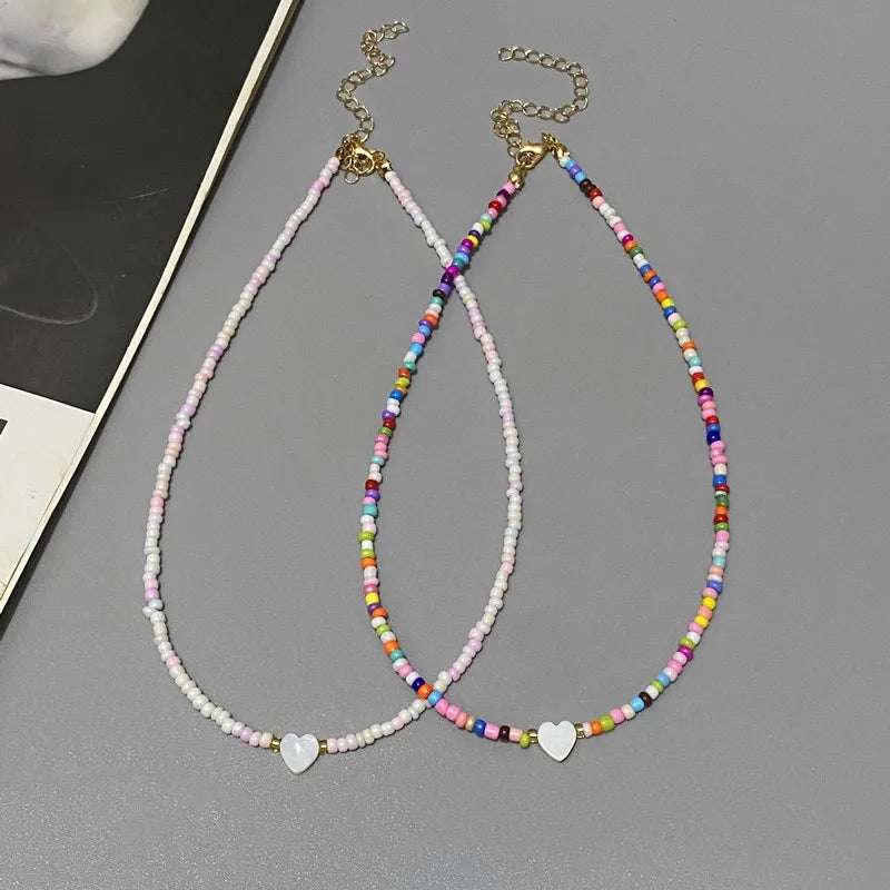 Nuevo collar gargantilla de corazón de amor de concha natural para niña, collar pequeño de cuentas de cristal de colores a la moda para primavera y verano, regalo para amigo