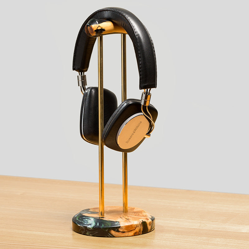 Auriculares de madera maciza con soporte de metal.