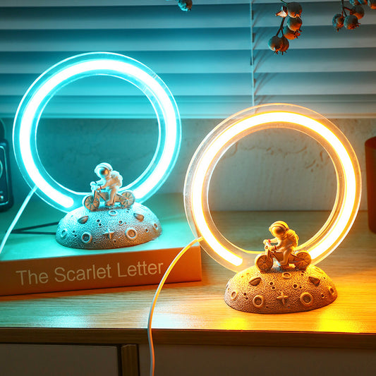 Creative Halo Knight Night Light Ciclismo Astronauta Decoración